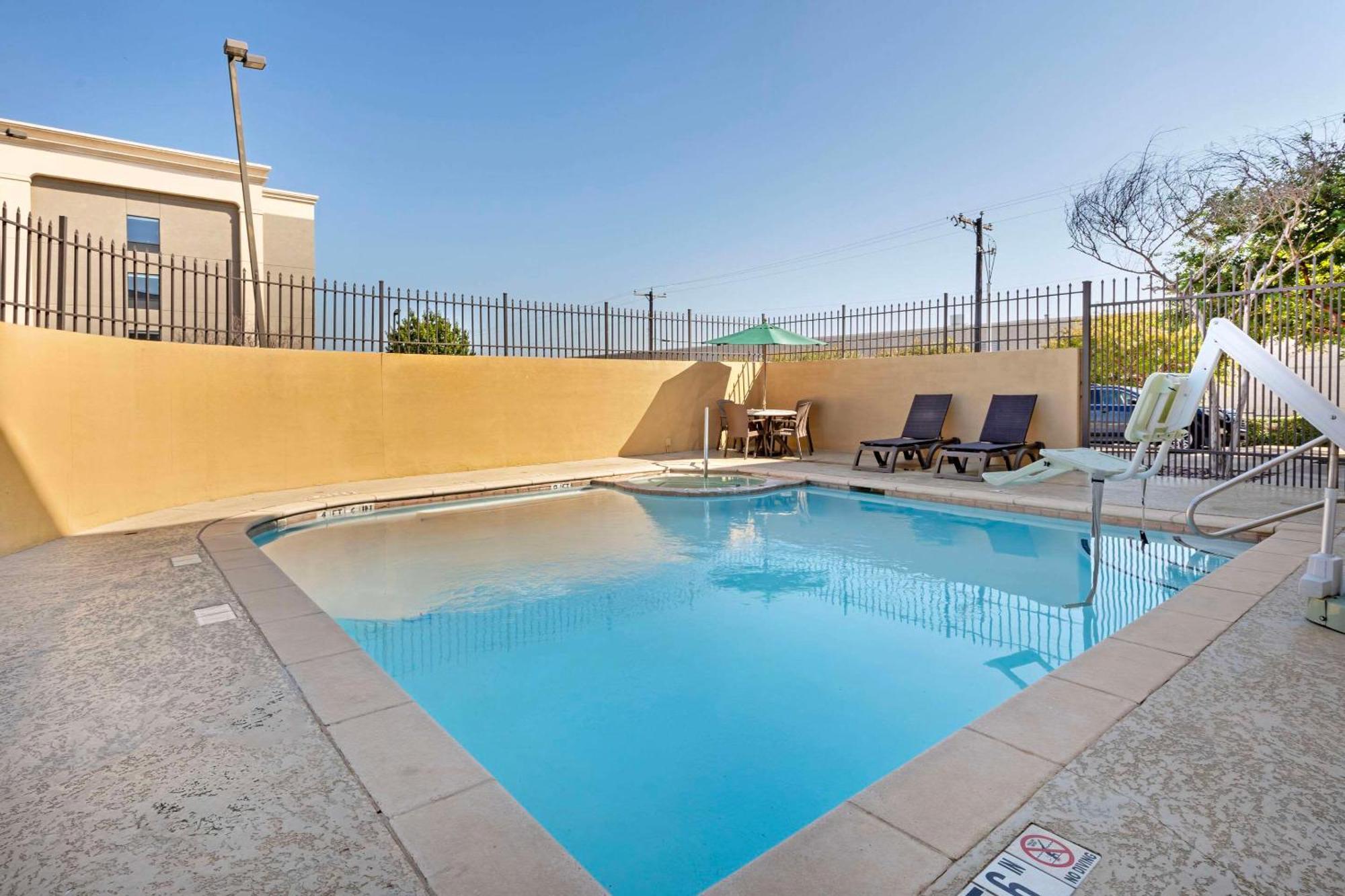 Comfort Suites West Dallas-Cockrell Hill Exteriör bild