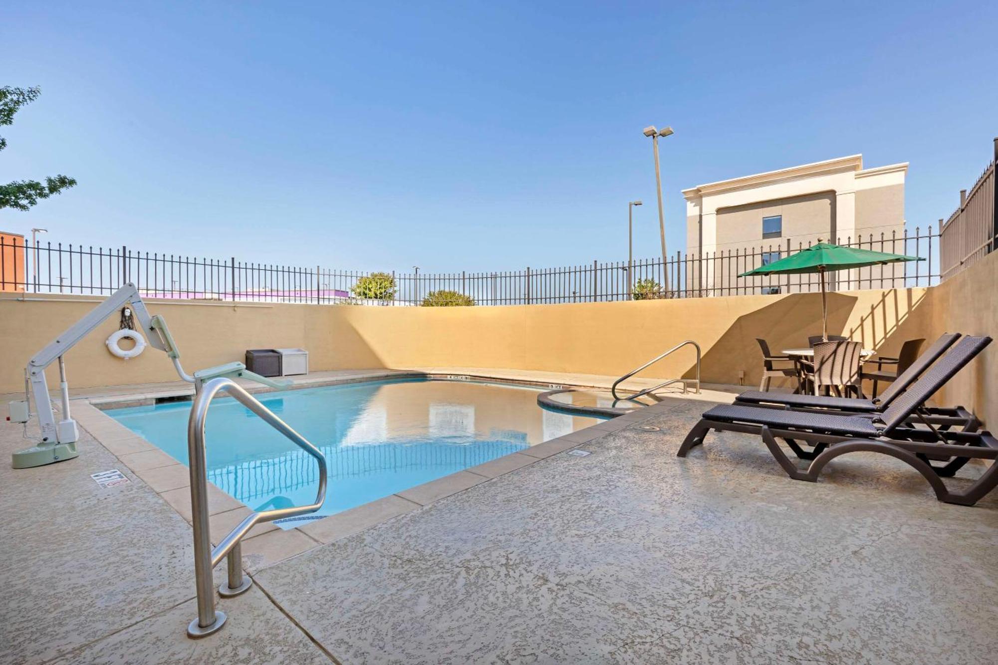 Comfort Suites West Dallas-Cockrell Hill Exteriör bild